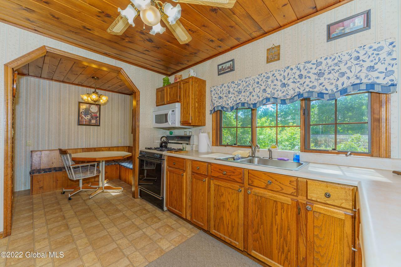 1948 leo ave, schenectady,  NY 12306