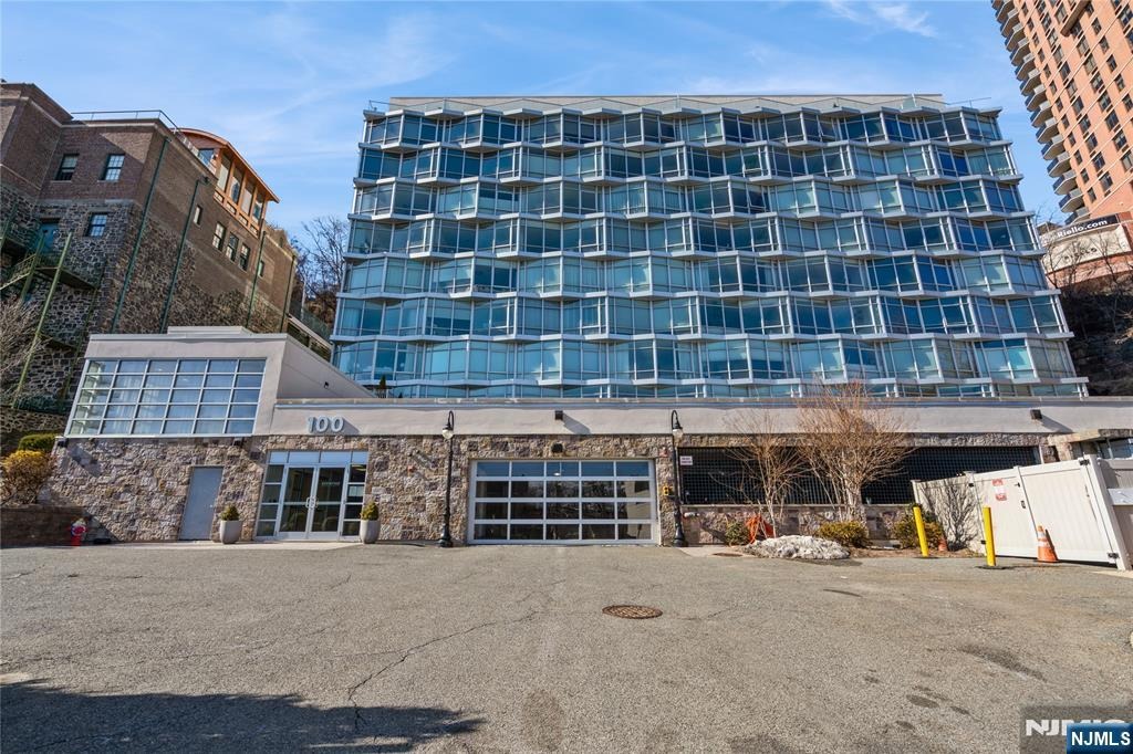 100 thompson ln, edgewater,  NJ 07020