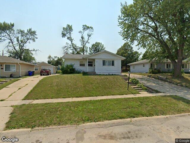 5127 holly ave nw, cedar rapids,  IA 52405