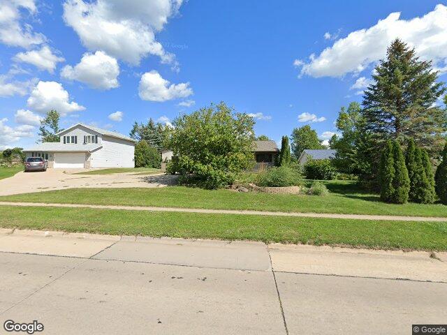 1355 robins rd, hiawatha,  IA 52233