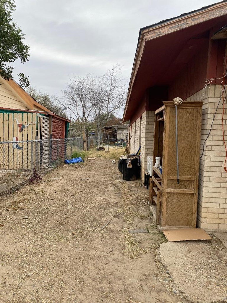 1099 n comal st, eagle pass,  TX 78852