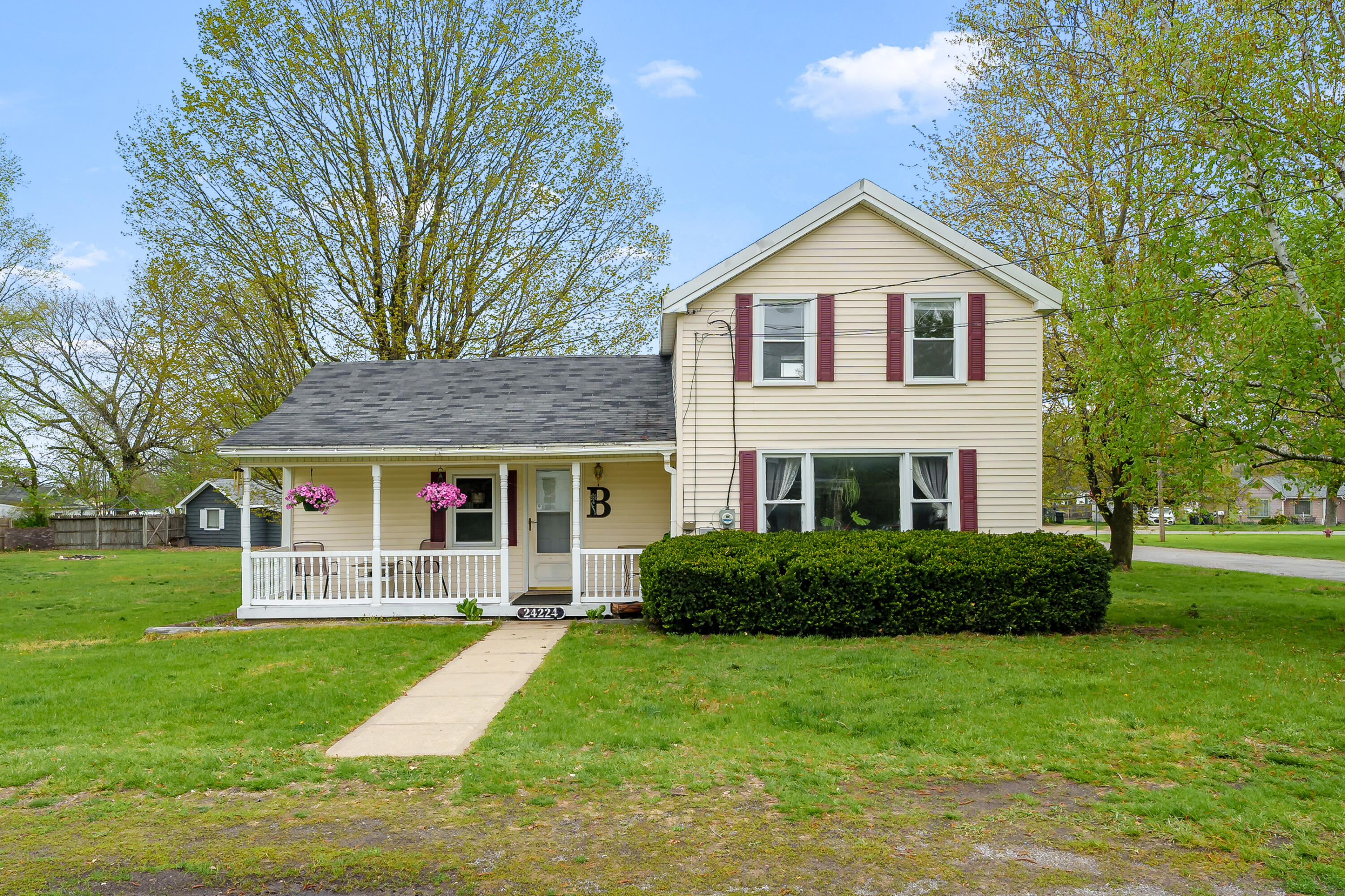 24224 3rd ave, mattawan,  MI 49071