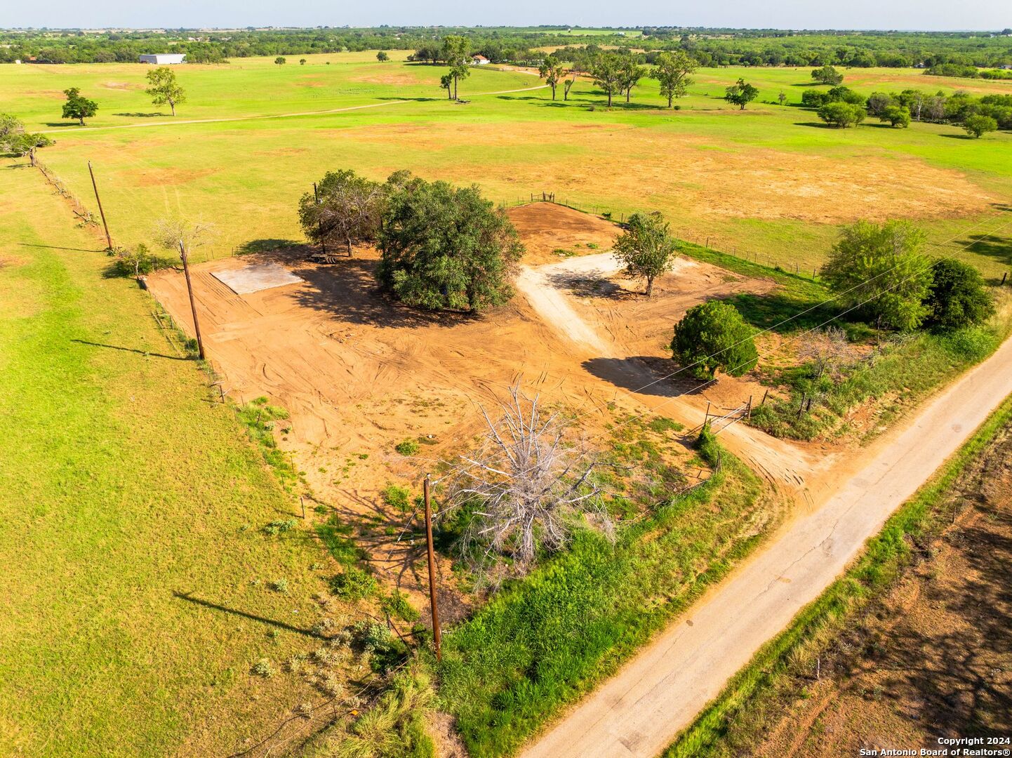 2562 county road 104, floresville,  TX 78114