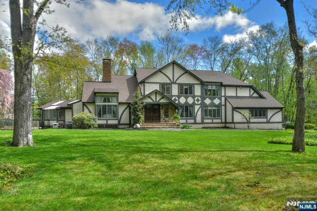 40 mohegan trl, saddle river,  NJ 07458