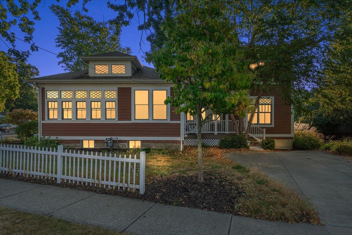 202 oak st, south haven,  MI 49090