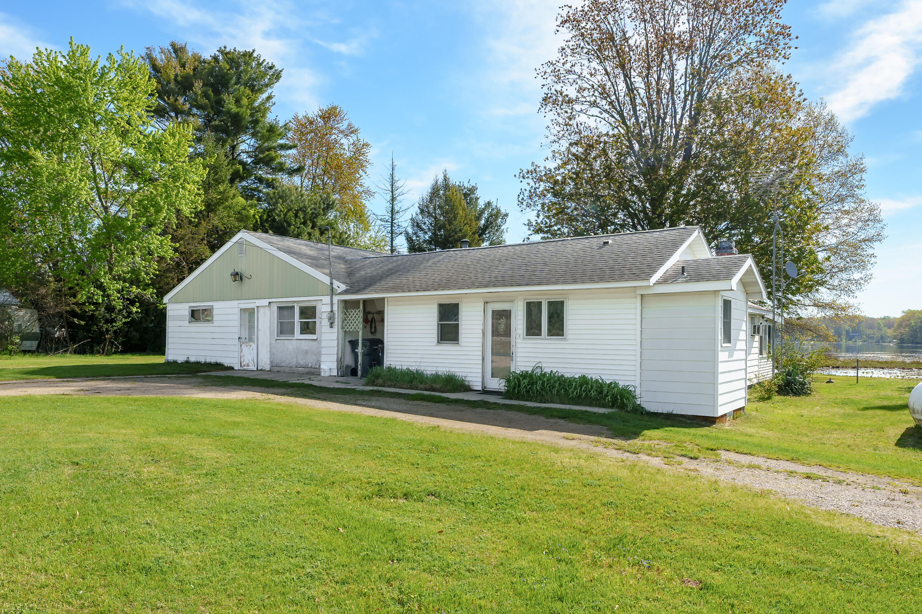 11131 county road 215, grand junction,  MI 49056