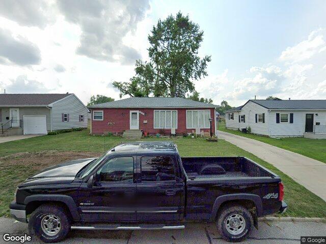 302 6th ave, hiawatha,  IA 52233