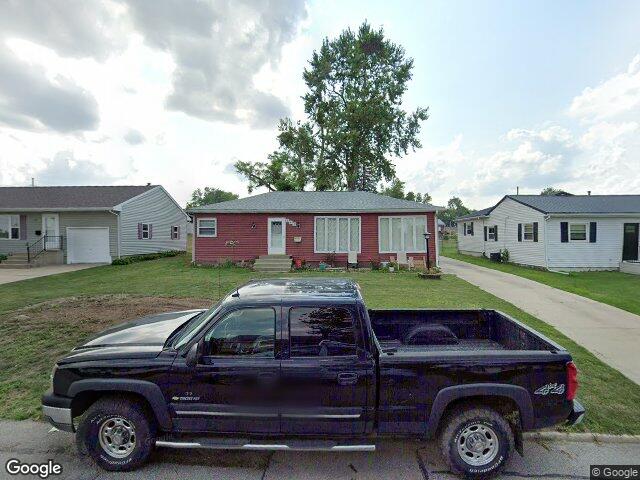 302 6th ave, hiawatha,  IA 52233
