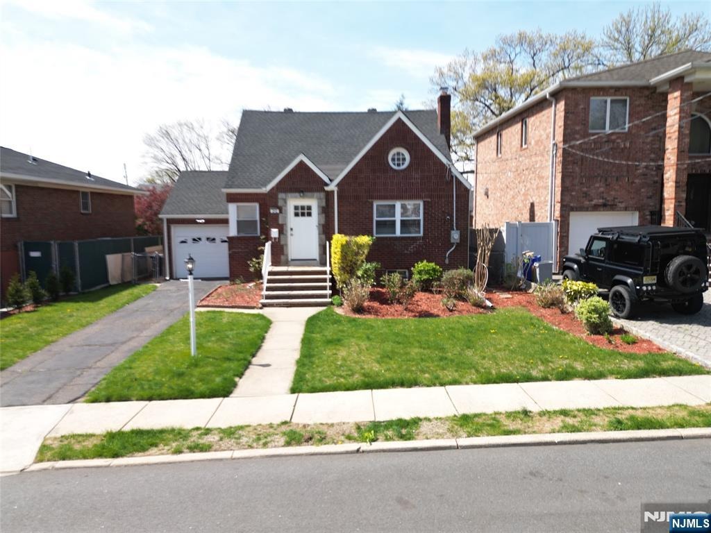 212 mohegan way, fort lee,  NJ 07024