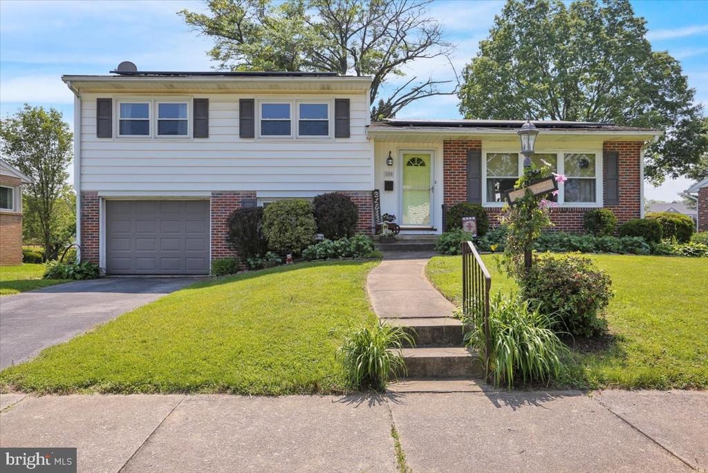 150 elizabeth dr, reading,  PA 19608