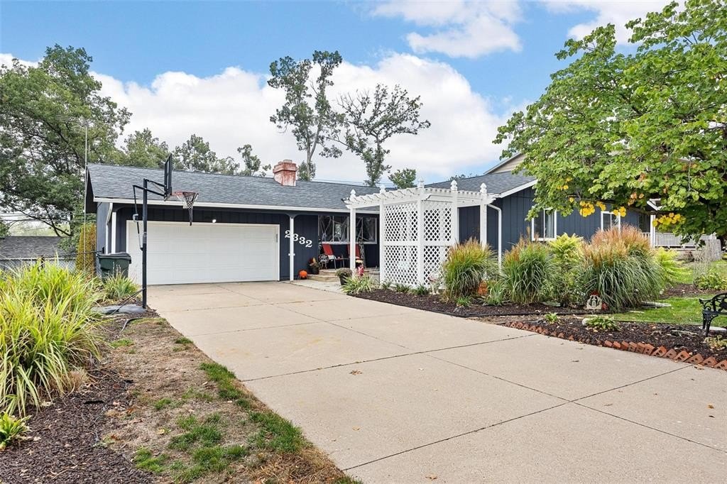 2332 fairlane dr ne, cedar rapids,  IA 52402