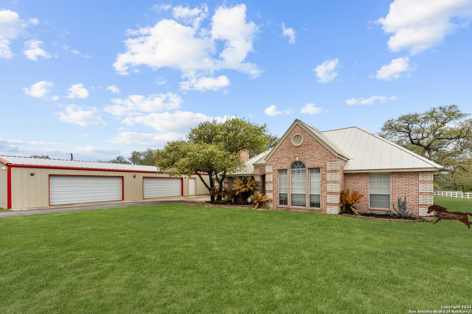 310 dublin cir, floresville,  TX 78114