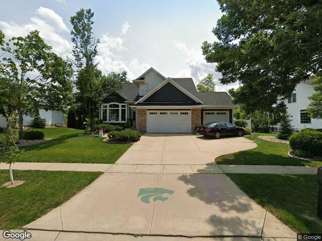2495 wolf creek trl, hiawatha,  IA 52233
