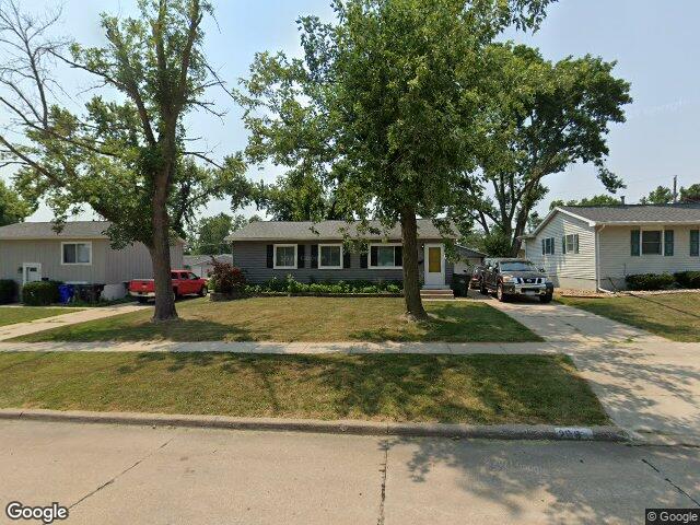 208 lenora dr nw, cedar rapids,  IA 52405