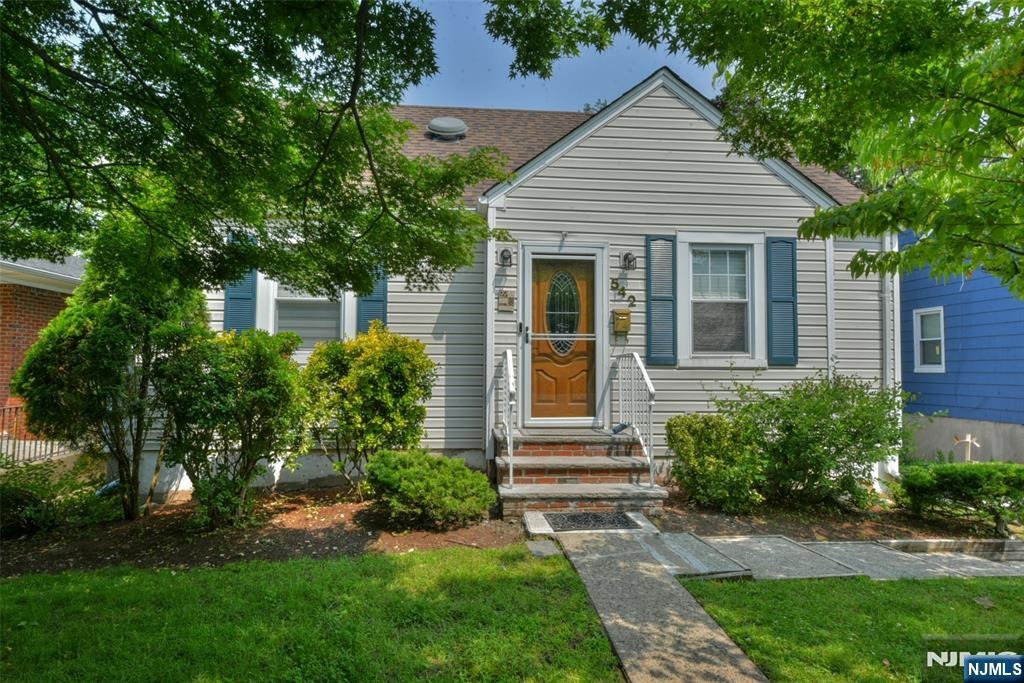 542 coolidge pl, paramus,  NJ 07652