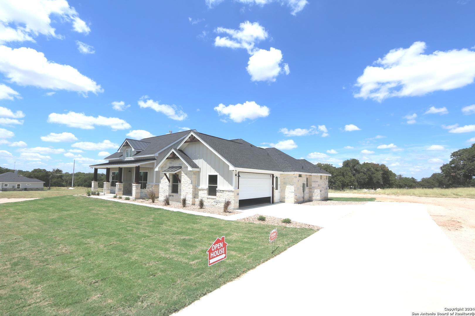 113 hondo ridge, la vernia,  TX 78121