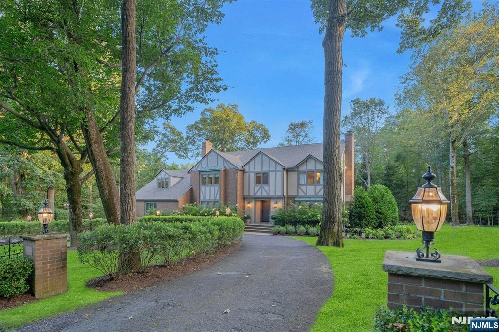 9 deerfield dr, woodcliff lake,  NJ 07677