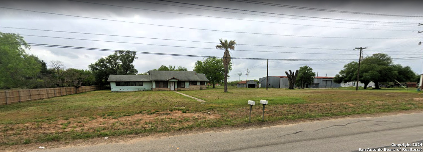 2125 10th st, floresville,  TX 78114