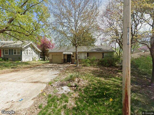 8211 walnut st, kansas city,  MO 64114
