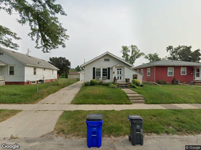 906 m ave nw, cedar rapids,  IA 52405