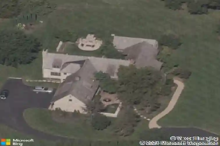10400 howe ln, leawood,  KS 66206
