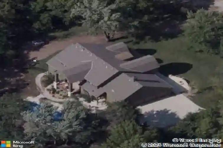 9500 woodland rd, lenexa,  KS 66220