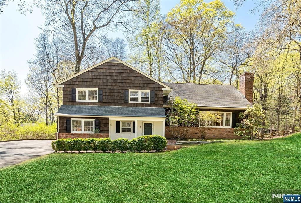 16 barnfield ct, upper saddle river,  NJ 07458